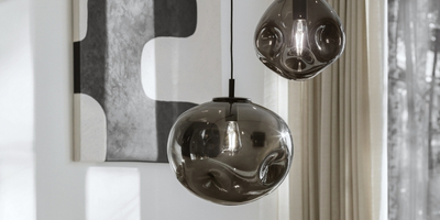 czarne lampy wiszące z giętym kloszem