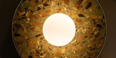 okrągły kinkiet w kolosze szałwi ze zrębków drewna