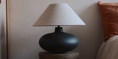 lampa stołowa z delikatnym lnianym abażurem